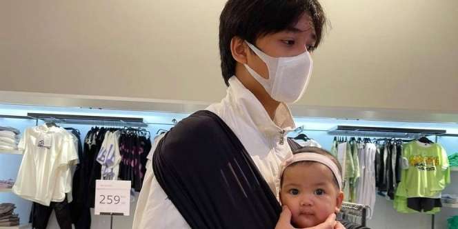 Momong Adik Bayinya di Mal, Putra Nola B3 Dihujani Pujian
