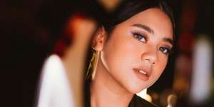 Gaya Ziva Magnolya Pakai Dress Coral, Ornamen Batwing Sleeve Bikin Tampilan Makin Unik