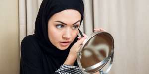 Trik Unik Cara Memakai Eyeliner Pakai Kartu ATM, Berani Coba?