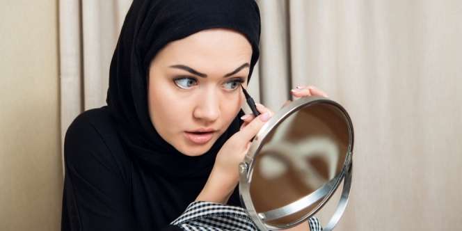 Trik Unik Cara Memakai Eyeliner Pakai Kartu ATM, Berani Coba?