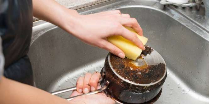 Bersihkan Panci Hitam Hanya Pakai Pasta Gigi, Kinclong Sekejap!