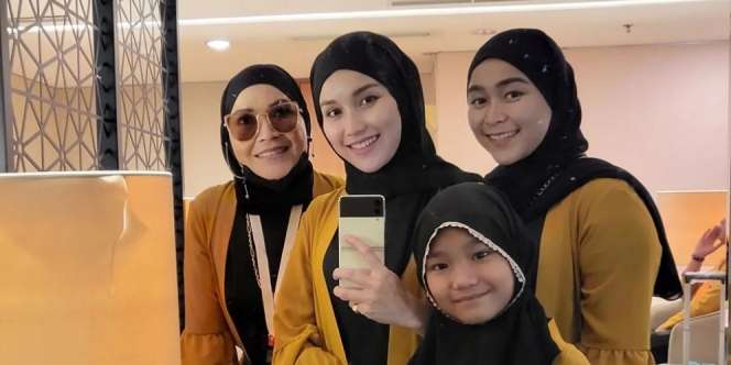 Ayu Ting Ting Menangis di Depan Kabah, Umi Kalsum: Kabulkan Doa Anakku Ya Allah
