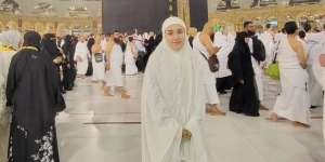 Wajah Pucat Ayu Ting Ting Saat Umroh Jadi Sorotan