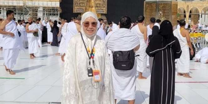 Banyak Unggah Momen Saat Umroh, Ini Potret Umi Kalsum Ibu Ayu Ting Ting yang Kena Tegur Warganet!