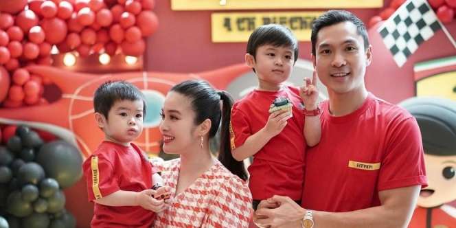 Gantengnya 2 Putra Sandra Dewi, Copy Paste Sang Ayah