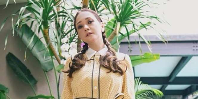 Tampilan Klasik Maia Estianty dengan Gaya Rambut Era 80-an
