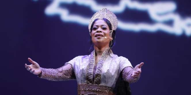 Penampilan Cantik Kikan Namara Berbalut Busana Etnik Tradisional