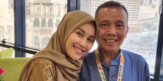 Ayu Ting Ting Wujudkan Mimpi Sang Ayah Rayakan Ulang Tahun di Mekah