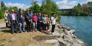 Potret Ridwan Kamil Gelar Sholat Gaib hingga Tabur Bunga untuk Eril di Tepi Sungai Aare