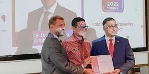 Sandiaga Uno Raih Penghargaan Halal Travel Personality of The Year