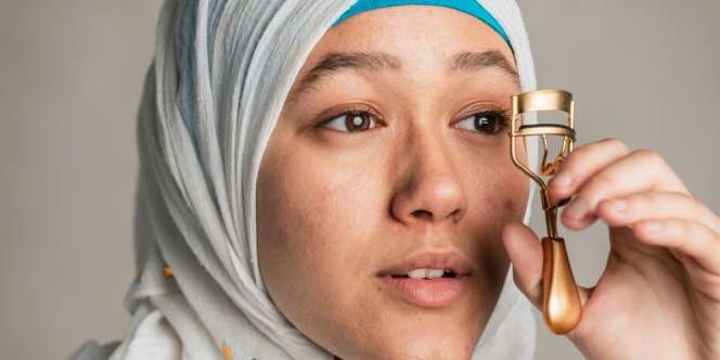 Lifehack Pasang Bulu Mata Palsu Pakai Penjepit, Cocok Buat yang Tangannya Suka Gemetar