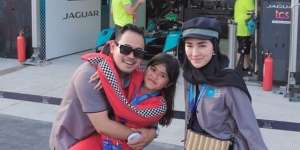 Gaya Shandy Purnamasari Nonton Formula E, Tampil Kece Bareng Teman Artis