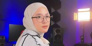 Disorakin Penonton di Atas Panggung, Tak Disangka Nissa Sabyan Malah Lakukan Ini