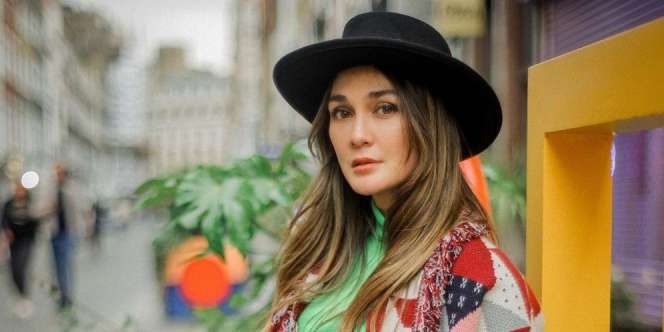 Intip Gaya Luna Maya Plesiran di Korea, Padukan Jeans dan Kulot Terracotta