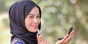 Tutorial Menggunakan Lip Liner untuk Riasan Bibir yang Rapi