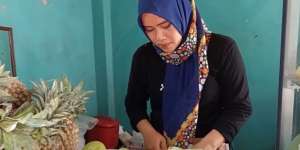 Berawal dari Hobi Makan Rujak, Wanita Ini Kini Sukses Jualan Rujak Omzet Rp2 Juta per Hari