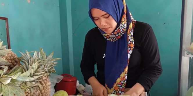 Berawal dari Hobi Makan Rujak, Wanita Ini Kini Sukses Jualan Rujak Omzet Rp2 Juta per Hari