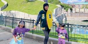 Outfit Simpel dan Sporty Ryana Dea Temani Anak Bermain di Disneyland Paris