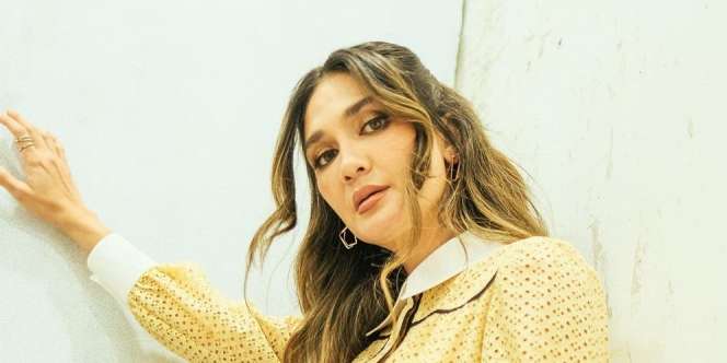 Demam Tren Baju Turun Naik, Ekspresi Datar Luna Maya Lebih Curi Perhatian