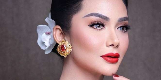 Tampilan Elegan 'Njawani' Krisdayanti dalam Balutan Kebaya