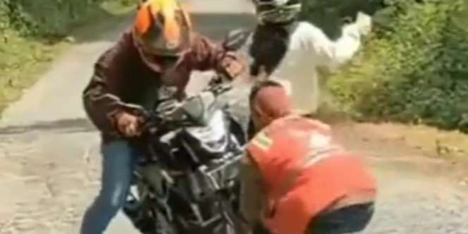 Wanita Ini Kabur saat Kekasihnya Telat Oper Gigi Motor di Tanjakan, Endingnya Auto Karma