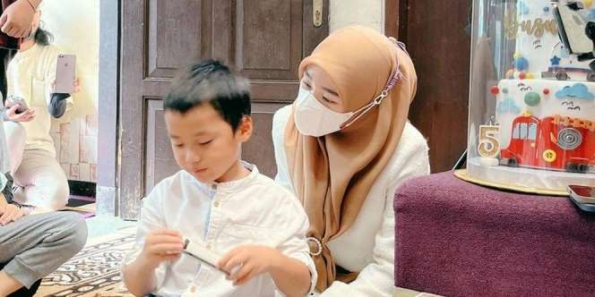 Meriah dan Sederhana, Lihat Perayaan Ultah Putra Larrisa Chou di Panti Asuhan