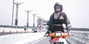 Potret Wika Salim Naik Vespa Pakai Jaket Terbuka, Netizen Salfok ke Bagian Ini