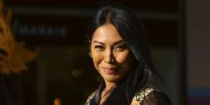 Nyinden di Jalanan Utama Paris, Anggun C Sasmi Elegan dengan Gaun Batik