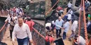 Viral Video Detik-detik Jembatan Gantung Baru Diresmikan Tiba-tiba Ambruk, Ada yang Goyang-goyang
