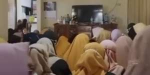 Belum Mengerti Ibunya Telah Meninggal, Ini Hal Mengharukan yang Dilakukan Sang Bocah Perempuan