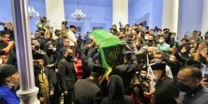 Lantunan Tahlil dan Tangis Histeris Pelayat Iringi Jenazah Eril ke Permakaman