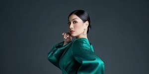 Intip Gaya Nisya Ahmad Liburan di Pantai, Tampil Fresh dengan Dress Pink