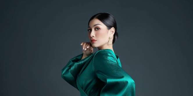 Intip Gaya Nisya Ahmad Liburan di Pantai, Tampil Fresh dengan Dress Pink