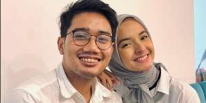 Sembari Terisak, Potret Nabila Ishma Bertemu Jenazah Eril, Bersimpuh Sedih di Samping Peti!