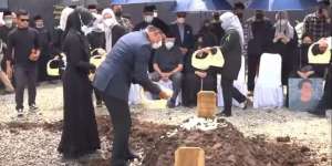 Momen Haru Ridwan Kamil dan Atalia Taburkan Bunga ke Makam Eril