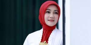 4 Tampilan Kerudung Segi Empat Super Simpel ala 'Bu Cinta' Atalia Praratya