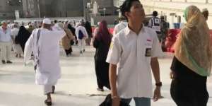 Viral Pemuda Pakai Seragam SMA di Mekah, Warganet: Bolos yang Sulit Ditiru