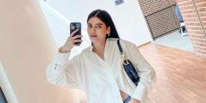 Gaya Sabrina Chairunnisa Padukan Crop Blazer dan Medium Skirt, Bisa Jadi Inspirasi Outfit ke Kantor