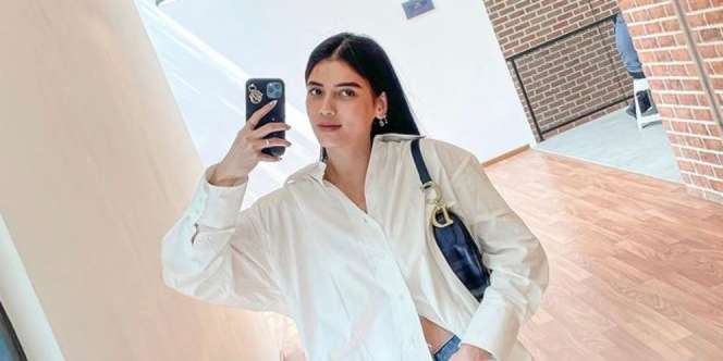 Gaya Sabrina Chairunnisa Padukan Crop Blazer dan Medium Skirt, Bisa Jadi Inspirasi Outfit ke Kantor