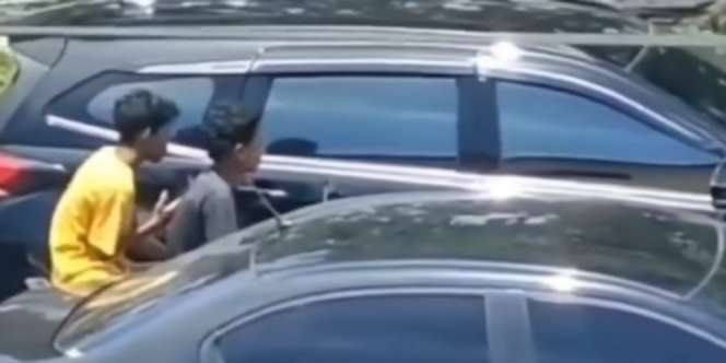 Hindari Polisi, Dua Pria Boncengan Tak Pakai Helm Ini Sembunyi di Balik Mobil, Endingnya Mengejutkan