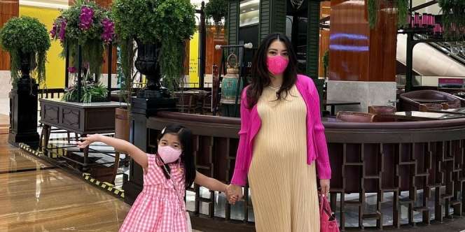 Quality Time Bareng Anak, Intip Gaya Aliya Rajasa Tenteng Tas Rp300 Juta