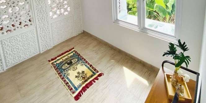Mushola dengan Partisi Simpel Estetik di Sudut Rumah
