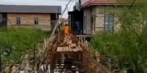 Momen Kocak Kurir Antar Paket Lewati Jembatan Ambruk, Kayak Benteng Takeshi
