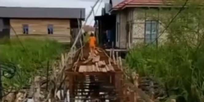 Momen Kocak Kurir Antar Paket Lewati Jembatan Ambruk, Kayak Benteng Takeshi