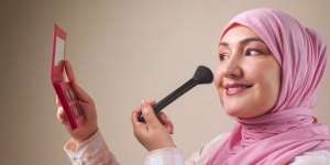 4 Trik Makeup Agar Penampilan Tampil Lebih Muda