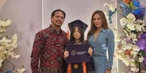 Mantan Pasangan Artis Akur di Momen Wisuda Anak