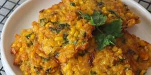 Bakwan Jagung Pedas Sambal Kacang Bikin Ketagihan