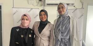 Ingin Tampil Seperti Lady Boss? Pilih Fashion Item Aurel Hermansyah Ini