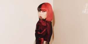 Outfit Gothic Isyana Sarasvati Kala Konser, Beda Banget
