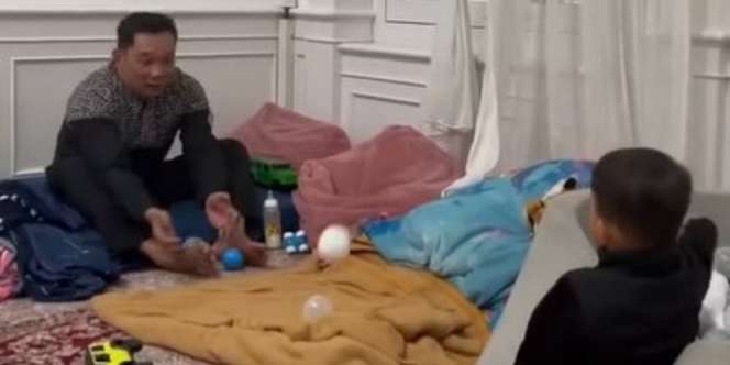 Hiburan Ridwan Kamil, Main Bola Sambil Beri Susu Putra Bungsunya